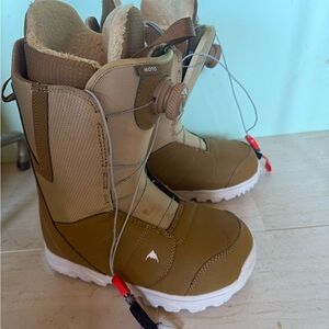 Burton Moto Boa Snowboard Boots in Tan and Cream